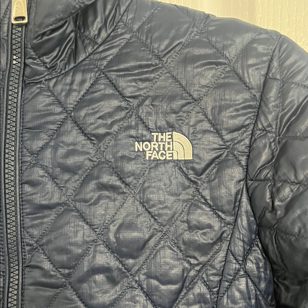 The North Face Women's Navy Quilted Ski Jacket - Picture 2 of 6